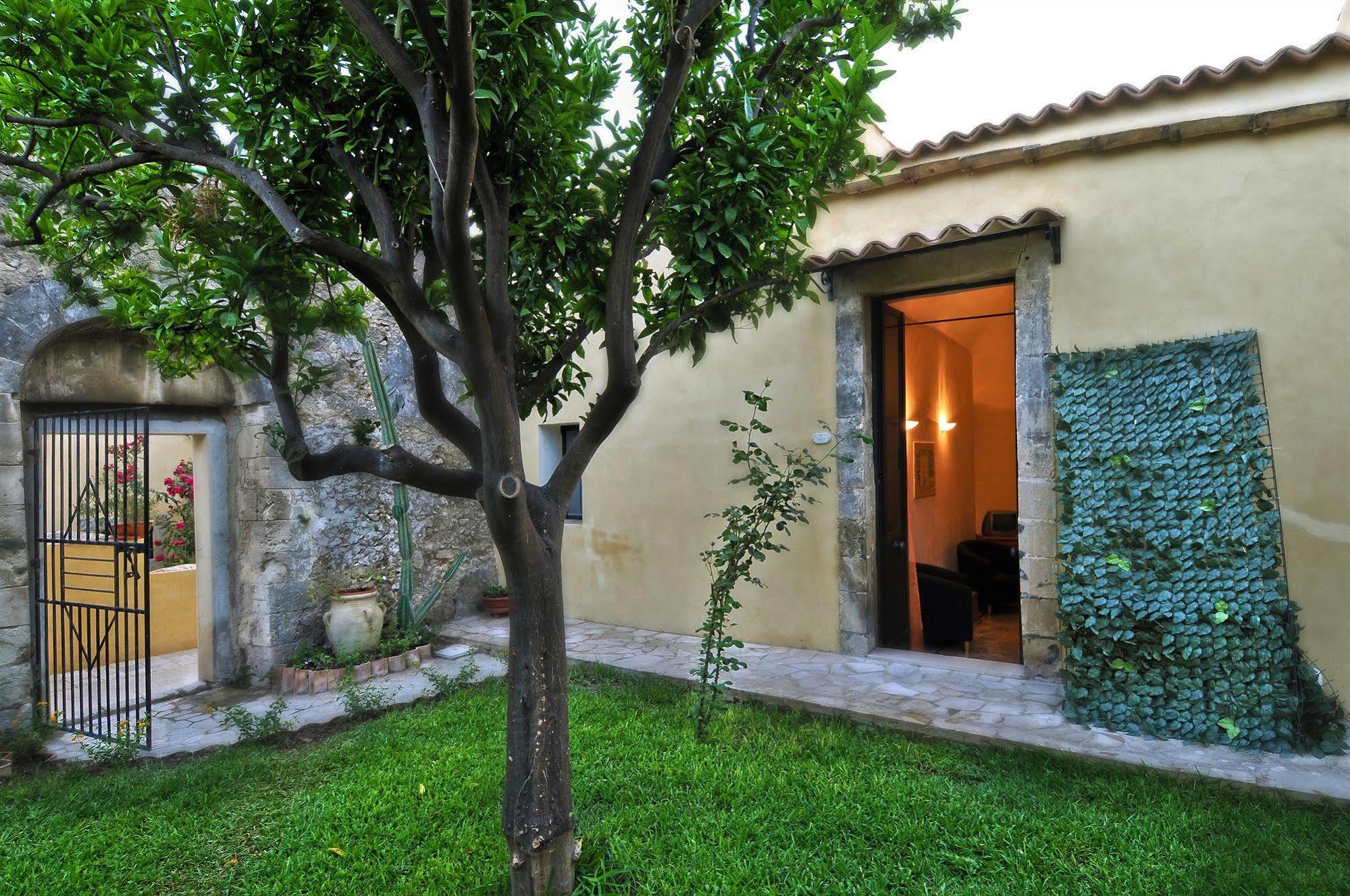 Il Giardino Del Barocco Bed & Breakfast Noto Exterior photo